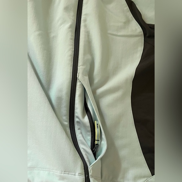 REI woman’s light weight blue and black jacket Size L - Picture 8 of 10